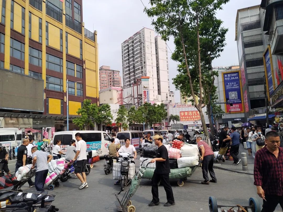 衣服领标衣柜门日均出货衣架料300衣服批
